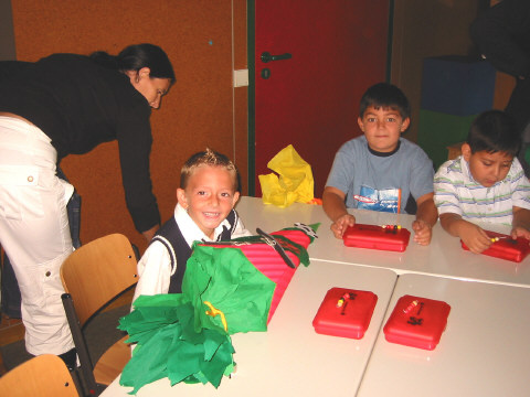Marcel auf seinem Platz im Klassenzimmer